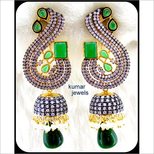 Emerald Diva Dangler