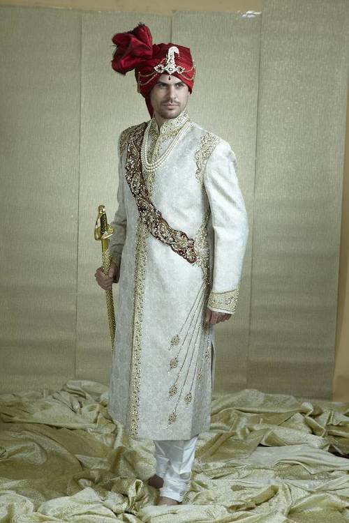 डैशिंग ग्रूम शेरवानी