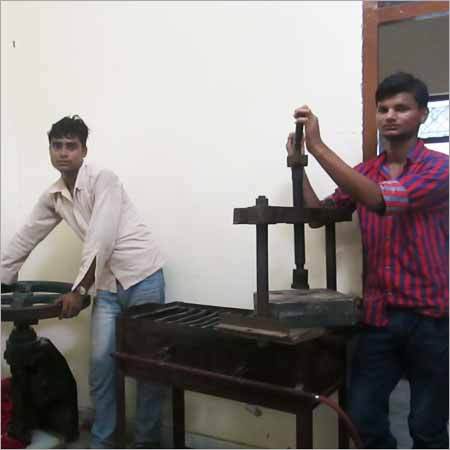 Tennis Ball Cotten Cutter & Die Opretor Machine