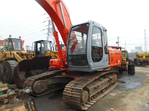 Hitachi EX200-5 - 20,000 KG, 0.91 M3 Bucket, 110KW Isuzu Engine | Easy Operation, Low Noise, Fuel Efficient, Sturdy, Ready to Work