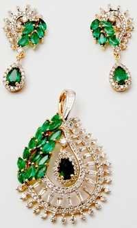 Sparkling diamonds 18k shiny gold pendant set