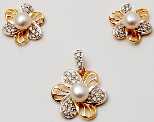 Lovely pearl 18k yellow gold designer jewellery