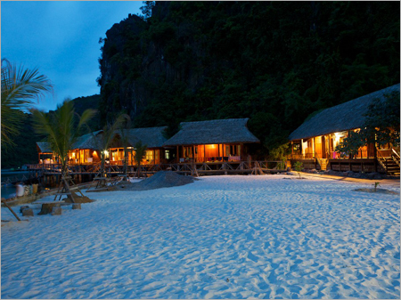 Bungalow Services For Picnic On Cat Ba Beach