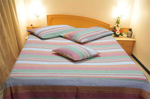 Light Green & White Pattii Handloom Bed Cover