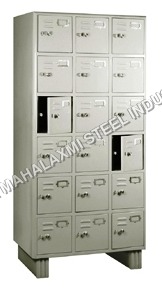 18 Locker Almirah