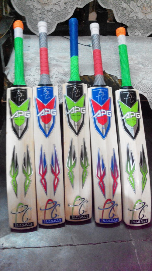 APG English Willow Cricket Bat - 8-12 Straight Grains, 55-65mm Spine, Multicolour | Free Bat Cover, Dustproof, Waterproof, Matching Grips