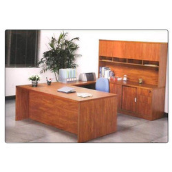 अलमारी के साथ कार्यालय की मेज