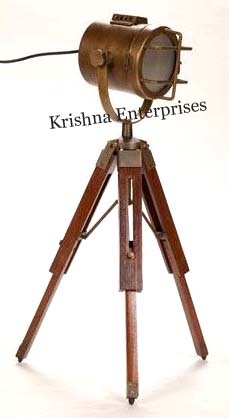 तिपाई के साथ प्राचीन प्रकाश