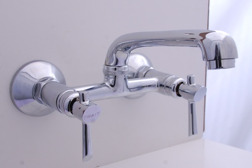 Sink Mixer With Swivel Spout