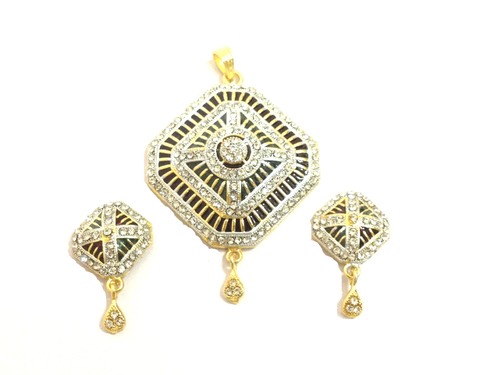 डिजाइनर पेंडेंट सेट