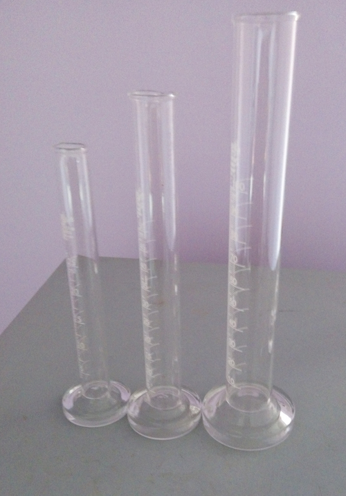 Measuring cylinder with glass base