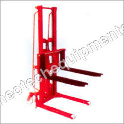 Adjustable Fork Stacker Lifting Capacity: 650 Kg