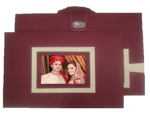 Protective Box With Lid - Color: Maroon-Beige