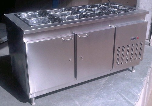 Salad counter for hotels and restaurants