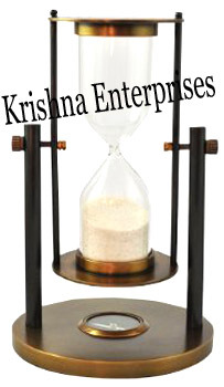 काला और भूरा एंटीक सैंड टाइमर