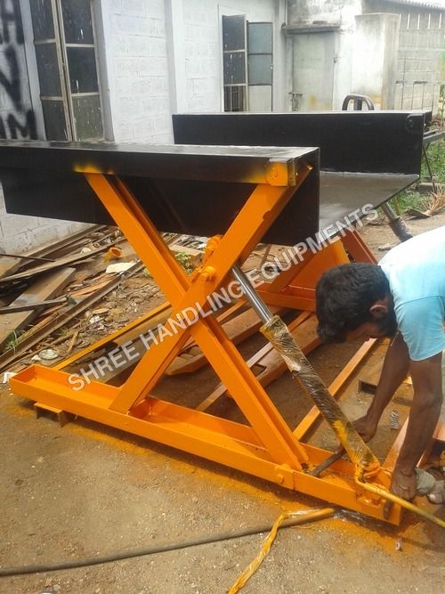 Nilgiris Hydraulic Scissor Lift Table