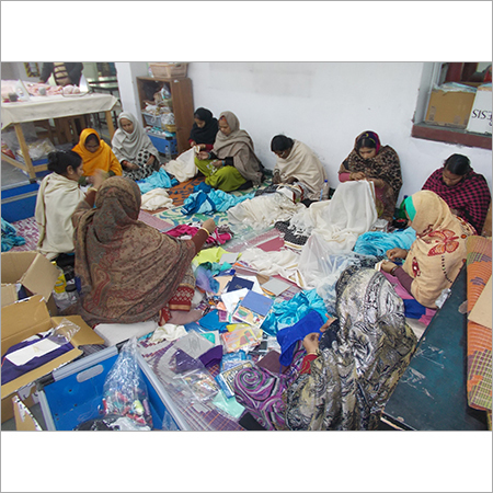 महिलाओं के पहनावे के लिए कढ़ाई का काम