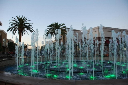FOUNTAIN WITH FLASH LIGHT EFFECTS