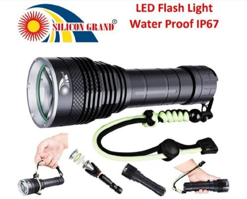 LED FLASH LIGHT WITH ZOOM