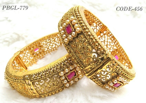 New Fashionable Gold Plated Bangles Gender: Women