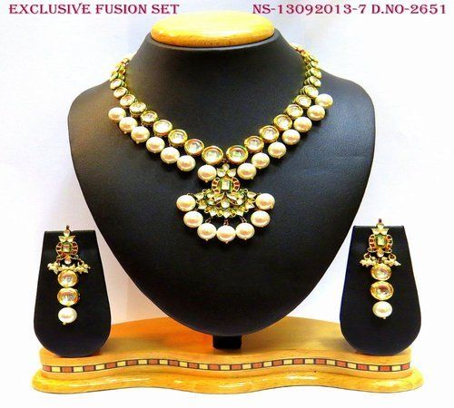 Vilindi Necklace Set