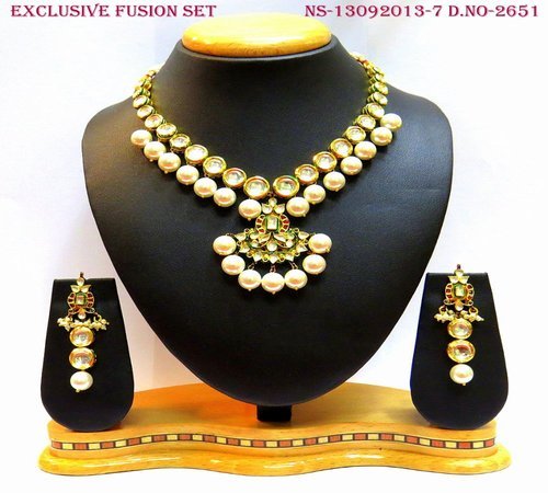 Vilindi Necklace Set