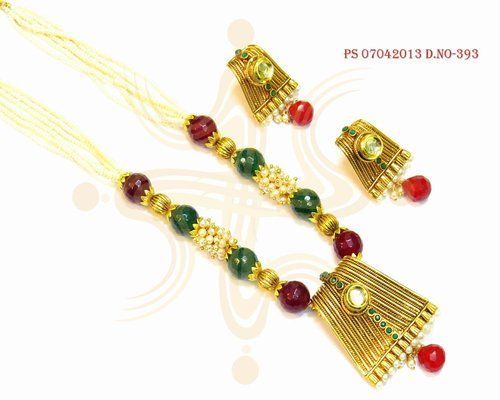 Kundan Pendant Set Gender: Women