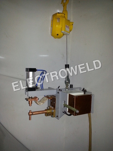 PORTABLE PNEU SPOT WELDER HAVING INTREGATED TRANSF