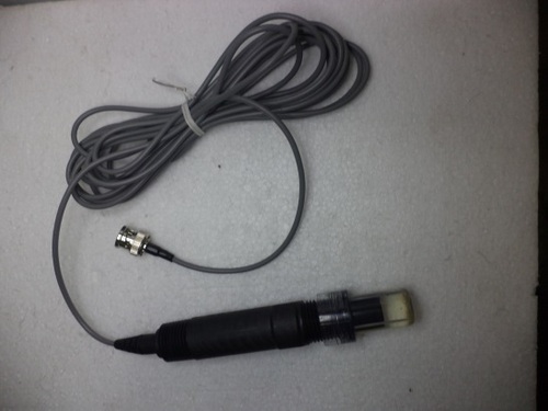Industrial pH Electrode - Ryton Body, Double Reference Junction , Flat Surface , Self-Cleaning Type , +/- 0.02 pH Accuracy , 220 Volt Usage , Black Color
