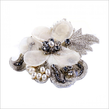 Brooch - Metal Pearl 5x5 cm Off-White | Elegant Design Durable Material Versatile Accessory
