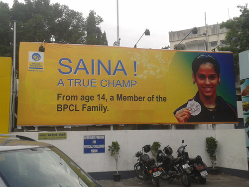 Outdoor Branding Banners - Vinyl Material, Customizable Dimensions, Matte/Glossy Finish | Durable, Weatherproof, High-Impact Print, Easy Installation