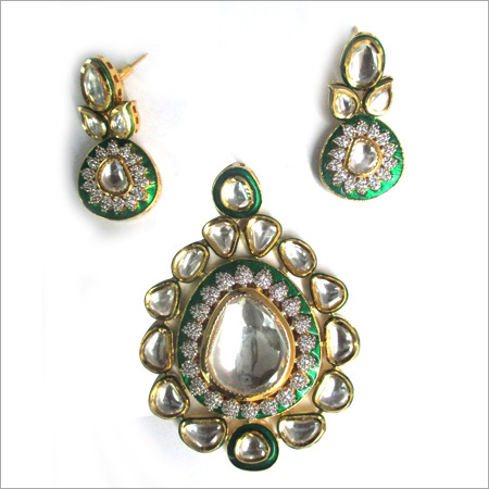 Ladies Kundan Pendent Set