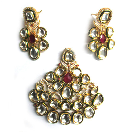 Trendy Kundan Pendent Set