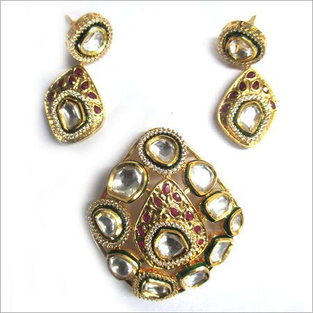 Fashionable Kundan Pendent Set