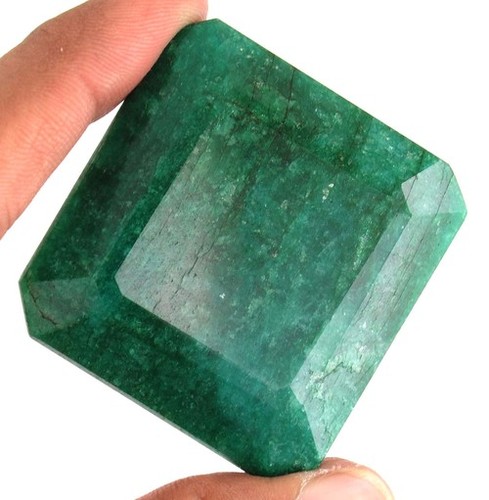 404.45 Ct Museum Size Emerald Stone