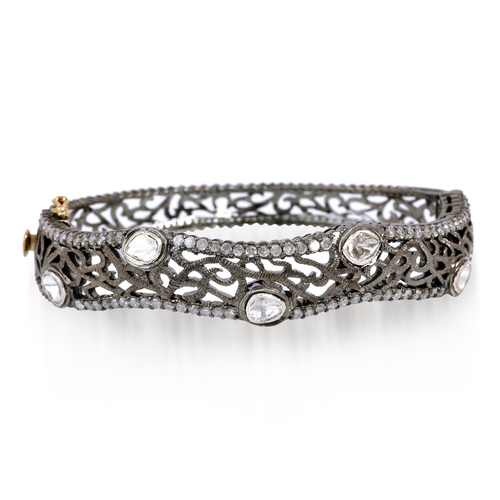 Antique Uncut & Rose Cut Diamond Gold Bangle Diamond Carat Weight: 3.9 Carat