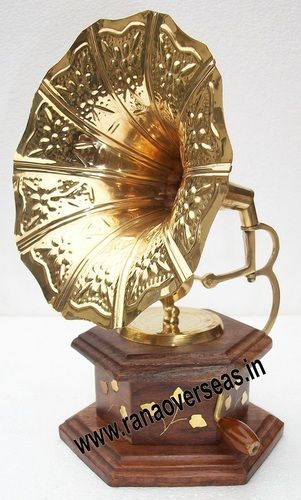 Wooden Round GramoPhone1