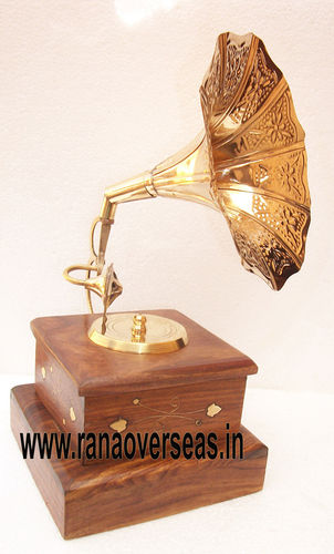 Woodensquaregramophone2