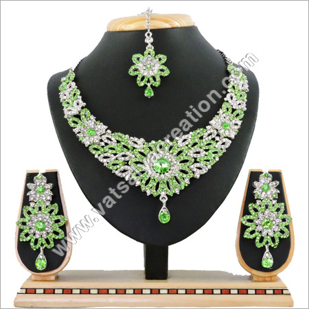 R Pista Necklace Set