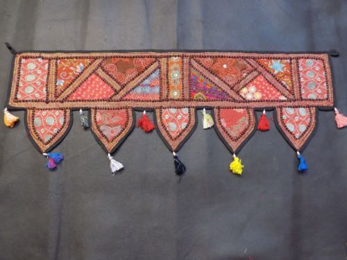 ट्रेडिशनल भारतीय एम्ब्रॉयडरी वॉल हैंगिंग