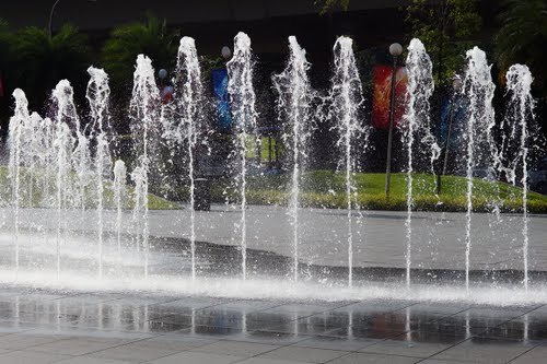Thick jet pillar fountain