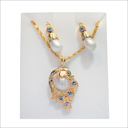 Pearl Pendent Set