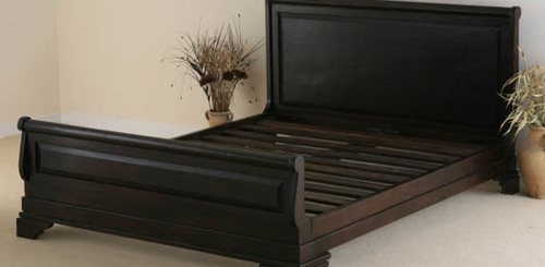 नक्काशीदार लकड़ी का बिस्तर