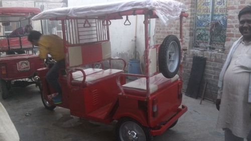 Electiric rickshaw with suspension