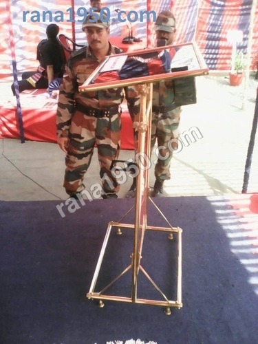 Lecture stand Brass in front glass or aclaric