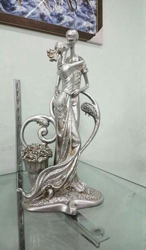 आई- कैचिंग कंजुगल लवर्स कपल फिगरिन