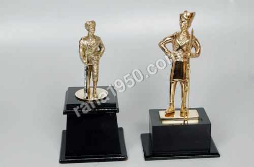MOMENTO STATUE BRASS WOODEN BASE