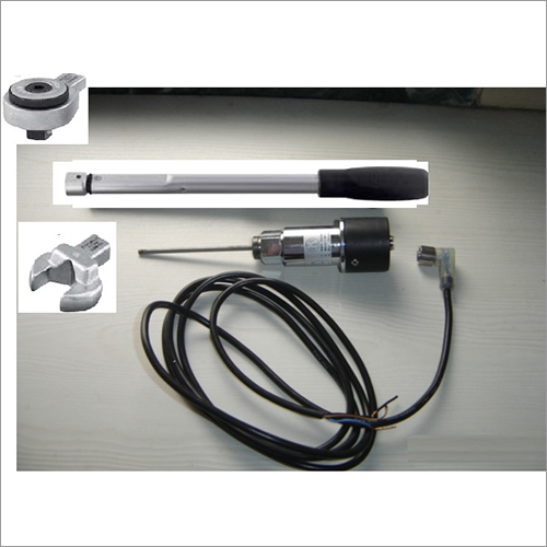 Signaling torque wrench