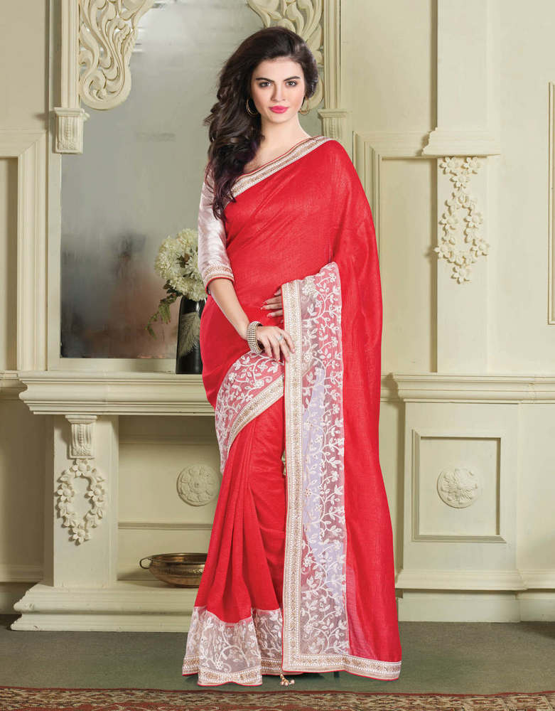 लाल रेशमी साड़ी