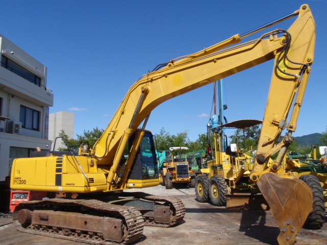Komatsu PC200-6 Excavator - 7.6x2.5x2.74m, 99kW Engine, 172kN Digging Force | Durable Design, Efficient Operation